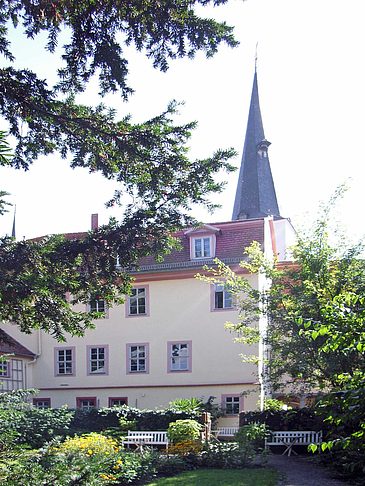 Foto Herderhaus mit Kirche